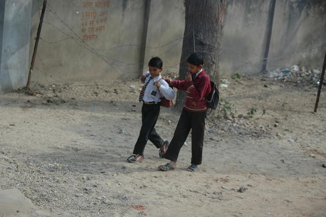 DSC_6374.JPG - et par drenge på vej i skole