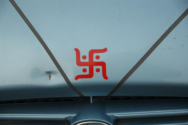 DSC_7543.JPG - dette tegn sad på en bil - det er et helligt tegn i Indien